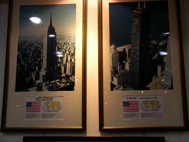 アメリカ（マンハッタン）のエンパイア・ステート・ビルディングとアメリカ（シカゴ）のジョン・ハンコック・センターとの比較